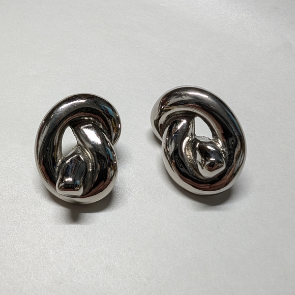 Jewelry - Vintage silver knot earrings